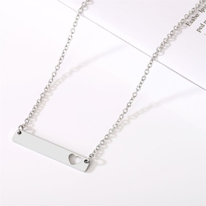 Collares con Colgante de Barra de Corazón Hueco Chapado en Oro con Grabado Personalizado para Parejas - Product Image 4
