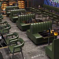 Banquette de restaurant moderne en cuir rembourré avec table et chaises pour cafés, bistros et hôtels