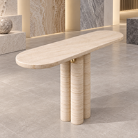 Table console moderne en travertin beige naturel, table de couloir sur piétement en pierre beige pour projet hôtelier et décoration intérieure