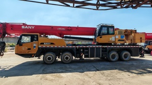 Grúa sobre Camión Sany STC500C5-8 Usada 2023 con Pluma Roja y Cabina Amarilla para Operaciones de Elevación Pesada - Product Image 2