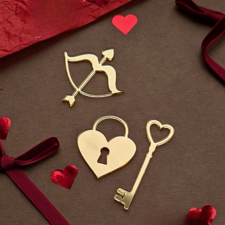 Cupid's Arrow (approximately 4.5cm wide)