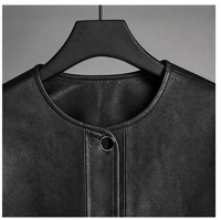 Veste en cuir de mouton pleine fleur noire pour femme, col rond, boutons-pression métalliques, patch tissé à la main, épaules tombantes, coupe courte, manteau de luxe
