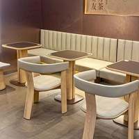 Ensemble de mobilier commercial de style nordique en bois massif : table de restaurant, chaises et banquette longue