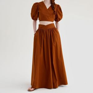 Ensemble de vêtements pour femmes 2025 OEM, très vendu, en lin, pour l'été, 2 pièces, haut de bikini et jupe longue à volants - Product Image 1