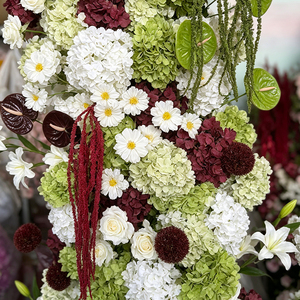 Decoración Floral Realista Hecha a Mano en Seda Blanca, Verde y Borgoña, para Entrada de Boda en Iglesia Moderna - Product Image 3