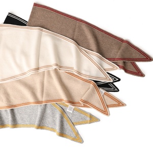 Nouvelle Écharpe en Cachemire Tricotée Triangle pour Femme, Petite Taille, Collection Été 2026 - Product Image 4