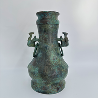 Bronze Hu Ancien Navire à eau de vin artisanal en métal avec oreilles en forme d'anneau Transport facile en raison de la méthode de coulée par moule en section