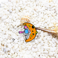 Ouverture d'esprit Fabrication personnalisé mode astronaute épinglettes espace motif émail broche lune avec télescope dur et doux plaqué
