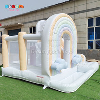 Château gonflable combiné arc-en-ciel de couleur claire avec toboggan et piscine à balles pour enfants