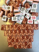 Juego de Mahjong Americano con Fichas de Cristal Ámbar Brillante, Textura de Cristal Triturado, Borde Degradado Rosa Naranja, Diseño Floral