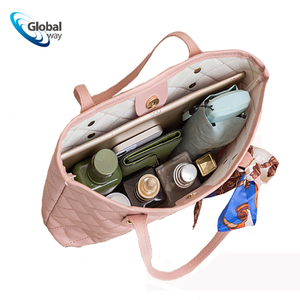 Bolso Tote Acolchado Rosa, Bolso Promocional de Cuero PU con Lazo Colorido, 22x7x20cm, Idea de Regalo Empresarial para Mujeres - Product Image 4