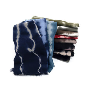 ผ้าคลุมศีรษะแบบผูกสำหรับชาวมุสลิม ผลิตจากผ้าเรยอนพิมพ์ลายสีน้ำ ระบายอากาศได้ดี เนื้อผ้านุ่ม น้ำหนักเบา ผลิตจากวิสโคส ลายมัดย้อม รุ่นใหม่ - Product Image 6