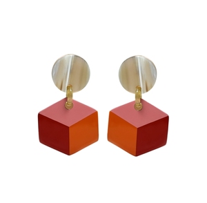Boucles d'oreilles en corne de buffle artisanale de qualité supérieure Minh Giang, design élégant en forme de larme et géométrique, bijoux naturels faits à la main pour elle - Product Image 1