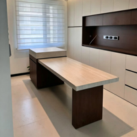Îlot de cuisine avec comptoir en granit de style mi-siècle et bar intégré, design multifonctionnel pour usage domestique