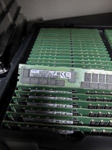 Módulo de Memoria para Servidor Original M393A4K40DB3-CWE, 32GB 2RX4 PC4-3200AA, Alto Rendimiento, 3200MHz, para una Respuesta Óptima del Sistema - Product Image 3