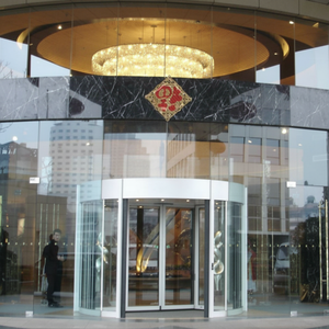 Porte tournante en PVC à déplacement rapide de haute qualité9 Design moderne Plusieurs tailles Options de couleur Meilleur prix pour application extérieure - Product Image 1