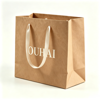 Sac cadeau en papier kraft kaki personnalisé avec logo imprimé et poignée en ruban satiné, sac de shopping tendance pour l'emballage de marques de vêtements