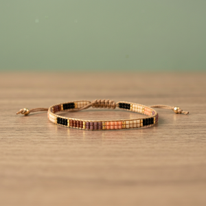 Bracelet artisanal Sstringz en perles Miyuki Delica dorées, brunes et pêche, réglable, minimaliste et géométrique. - Product Image 3