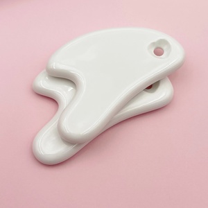 Masseur Gua Sha en céramique à tenir à la main avec bord lisse pour le <span class=keywords><strong>visage</strong></span> et le corps, thérapie imperméable pour la physiothérapie et l'<span class=keywords><strong>acupuncture</strong></span> - Product Image 3