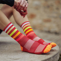 Chaussettes de compression de course Marathon Logo personnalisé Polyester Nylon Chaussettes de course à pied personnalisées Coolmax Chaussettes de performance de haute qualité