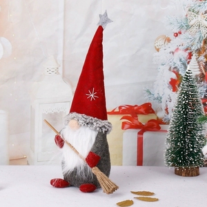 Muñeco <span class=keywords><strong>de</strong></span> Gnomo <span class=keywords><strong>de</strong></span> <span class=keywords><strong>Navidad</strong></span> con escoba y sombrero rojo puntiagudo <span class=keywords><strong>de</strong></span> pie sobre base <span class=keywords><strong>de</strong></span> madera con ramas <span class=keywords><strong>de</strong></span> <span class=keywords><strong>pino</strong></span> Decora Gnomo <span class=keywords><strong>de</strong></span> <span class=keywords><strong>Navidad</strong></span> <span class=keywords><strong>de</strong></span> peluche con - Product Image 4