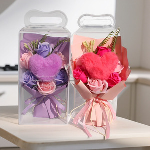 Cadeau moderne pour la Saint-Valentin, bouquet de roses artificielles fait main, vente en gros, boîte en PVC, cœur en peluche, savon parfumé - Product Image 1