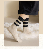 Vente en gros de chaussettes d'hiver tricotées quatre saisons en coton noir blanc pour hommes et femmes à la mode