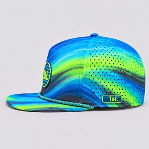 Casquette de golf unisexe imperméable en PVC bleu vert fluo avec patch, cordon et fermeture snapback, 5 panneaux perforés respirants pour activités sportives et extérieures - Product Image 3