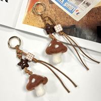 Breloque de sac mignonne en feutre en forme de champignon avec cordon à perles étoiles, style Ins, porte-clés en corde tressée fait main, pendentif de sac à dos, vente en gros personnalisée