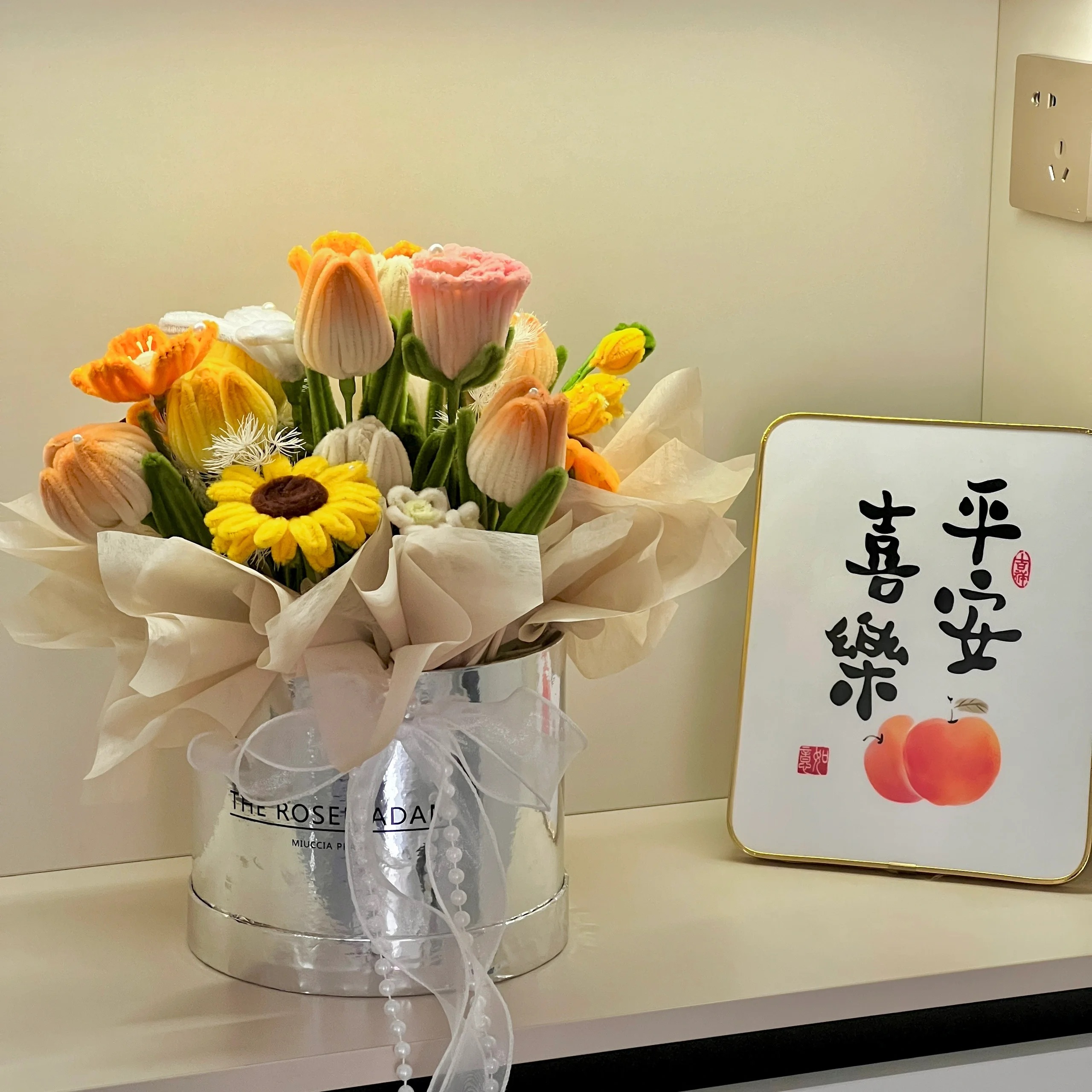Paquete de materiales para cubo de abrazo plateado con girasol naranja.