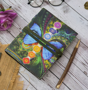 Carnet en cuir fait main Chakra Flight avec couverture rigide et papier à bords frangés vierge pour l'écriture, le dessin et l'usage quotidien - Product Image 1