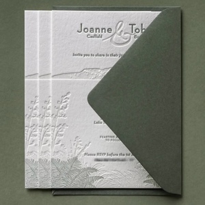 การ์ดเชิญงานแต่งงานแบบ Letterpress กระดาษอาร์ต พิมพ์ลายนูนขอบดอกไม้ พิมพ์ Letterpress แบบกำหนดเอง พร้อมลายตราประจำตัว - Product Image 4