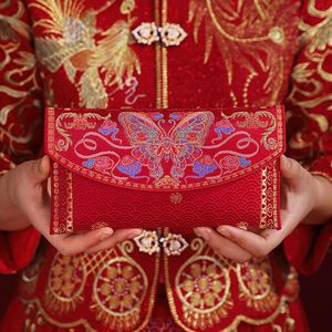 Enveloppe rouge chinoise brodée en satin avec motif double bonheur, idéale pour un cadeau de mariage (Xi Peptide) - Product Image 4
