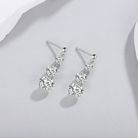 Boucles d'oreilles pendantes en argent sterling 925 avec moissanite ronde taille brillant de 2 carats pour femme, boucles d'oreilles pendantes linéaires à 3 pierres en moissanite et diamant