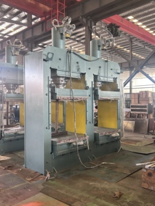 Presse de vulcanisation de haute précision pour pneus et engrenages à haute température, production de carreaux, machine de formage de pavés en caoutchouc - Product Image 1