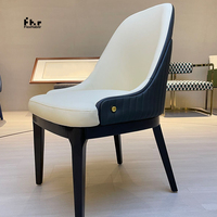 Chaise de restaurant contemporaine en cuir, siège rembourré, design moderne pour café, hôtel, usage commercial