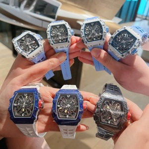 Montre mécanique à tourbillon intégré avec boîtier en forme de barillet en fibre de carbone, bracelet en caoutchouc et fond transparent. - Product Image 1