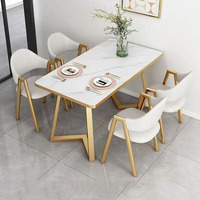 Ensemble de salle à manger glamour avec table en placage et chaises à accents dorés
