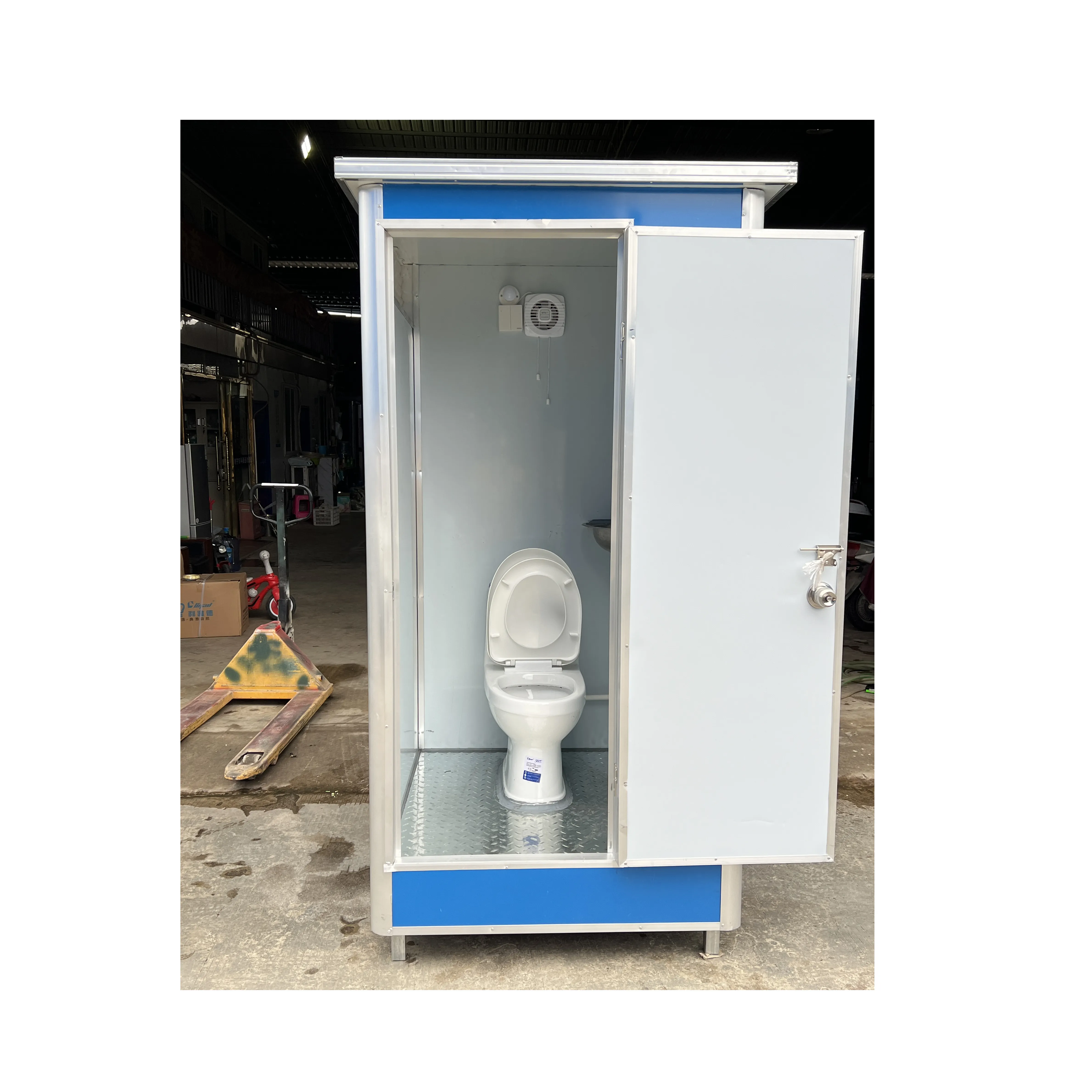 Penjualan langsung pabrik Tiongkok Toilet seluler Prefab portabel desain Modern untuk aplikasi luar ruangan bahan Panel Sandwich baja