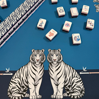 La collection de tuiles de mahjong américaines en acrylique blanc de luxe The Exotics - White Tigers, avec tapis en néoprène pour jeu en intérieur