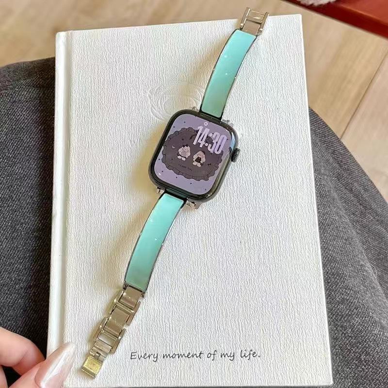 สีเงินและสีเขียว