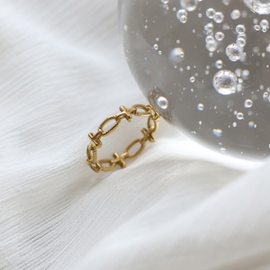 Anillo Religioso Minimalista con Cruz Hueca, Anillos de Acero Inoxidable Dorados para Mujer - Product Image 3