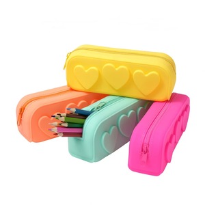 Étui à crayons en silicone en forme de cœur, étui à crayons imperméable pour les enfants à l'école, sac à crayons portable avec fermeture éclair - Product Image 6
