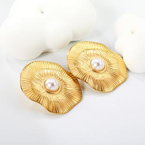 Pendientes de flor dorados con engaste de perlas para mujer, regalo, joyería de moda - Product Image 3