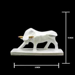 Sculpture de taureau blanc artisanale moderne avec accents dorés sur les cornes, pièce d'art en céramique minimaliste pour la décoration d'étagères de maison ou de bureau de luxe. - Product Image 3