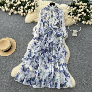 Vestido largo maxi para mujer con estampado floral, ribete de encaje, cuello alto y lazo en la cintura, con dobladillo ondulado. - Product Image 1