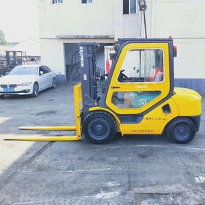 Montacargas Diésel Usado Komatsu FD30-16 de Fábrica, Capacidad de Carga de 3 Toneladas, Cabina, Tracción 4x4, Mástil de Dos Etapas, Accesorios para Mini Montacargas - Product Image 3