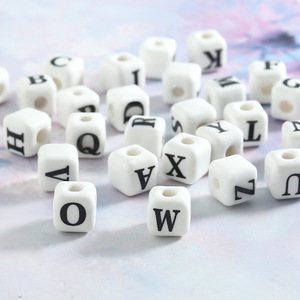 Perles carrées en céramique blanches de 8 mm avec 26 lettres anglaises et grand trou, idéales pour la fabrication de bijoux DIY – Vente chaude - Product Image 3