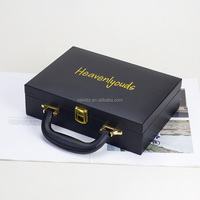 Boîte cadeau Ramadan de luxe personnalisée en cuir PU avec poignée, fermoir métallique, inserts personnalisés en feuille d'or pour bocaux de dattes, noix, chocolat, parfum