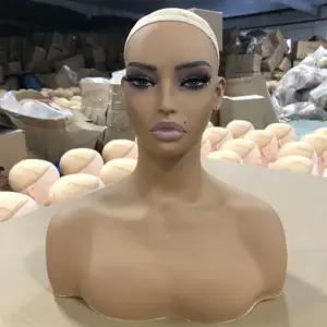 Tête de mannequin femme réaliste avec yeux peints